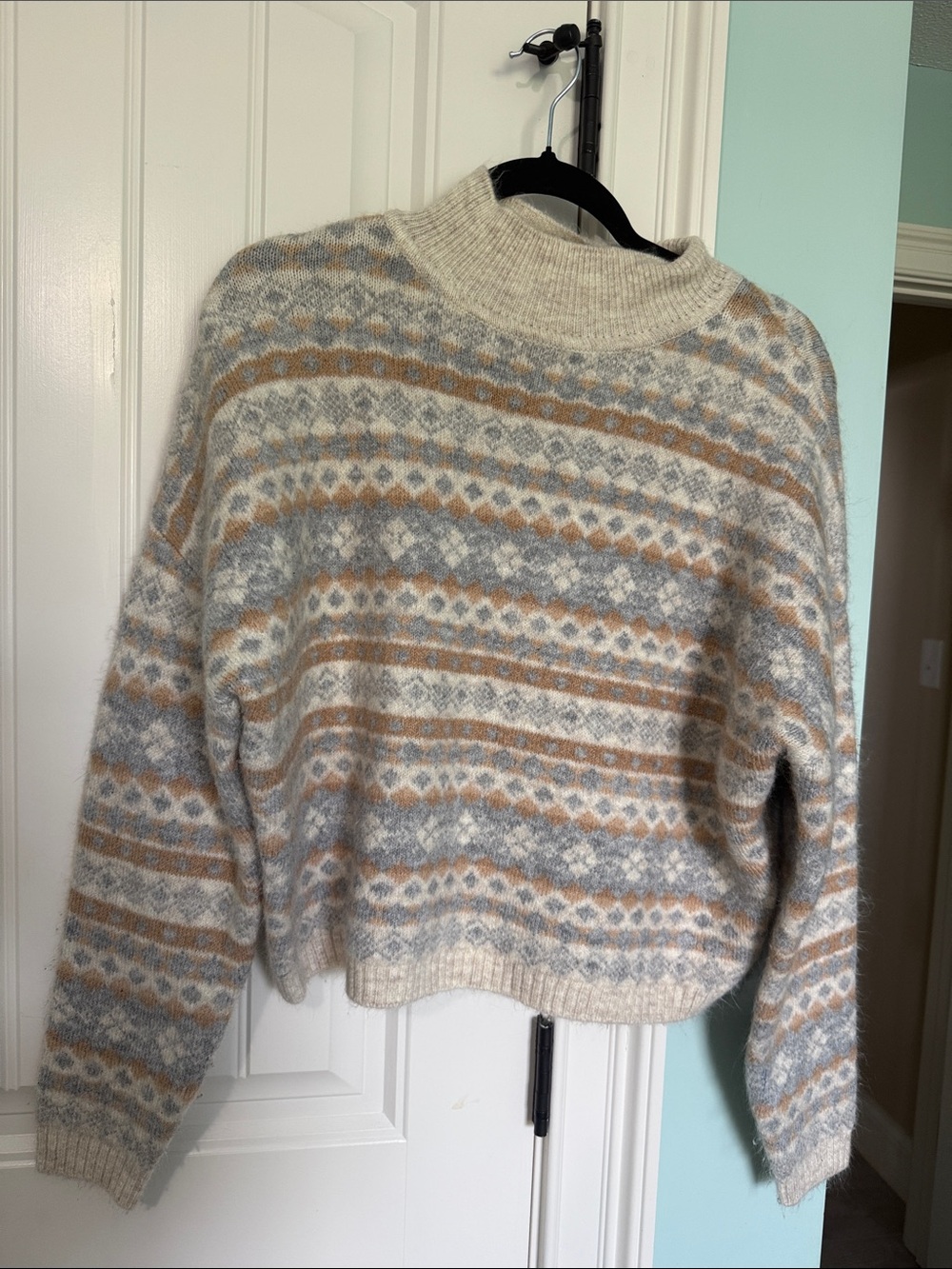 Cozy Patterned Turtleneck Sweater in Beige, Gray & Tan